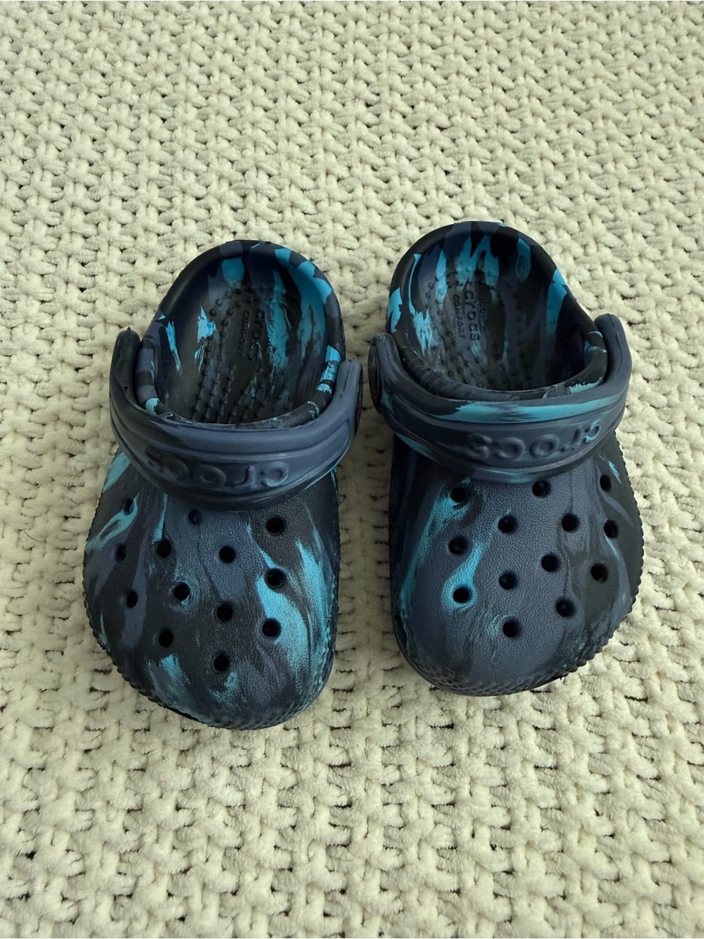 Crocs Classic Marbled Clogs Toddler Boys Blue and Black Tie Dye Size 4